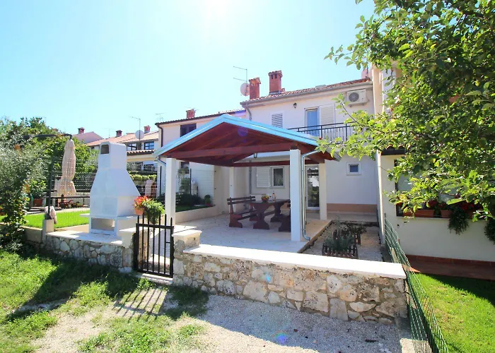 Malerisches, Hundefreundliches Nur 400 Meter Zum Mit Bbq, Babybett Будинок відпочинку Пореч